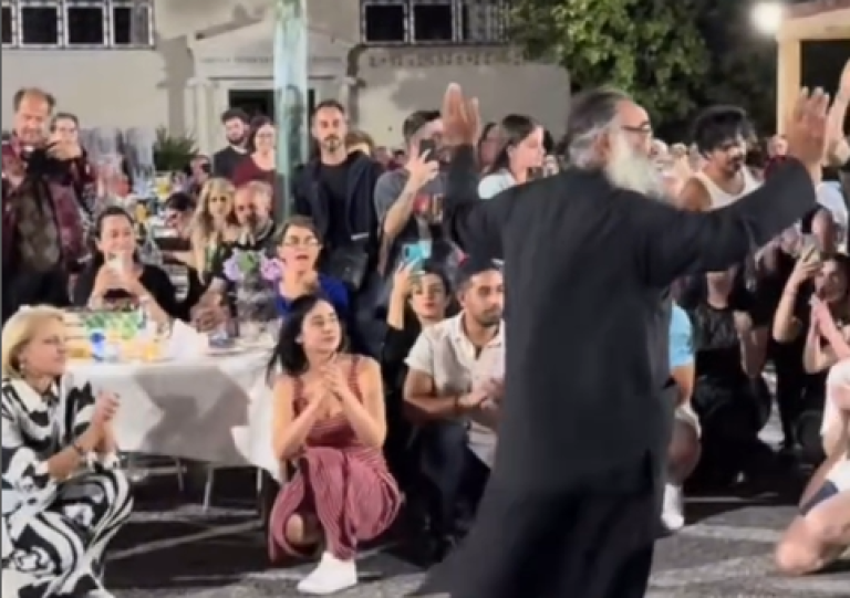 Πεδουλάς Λευκωσίας: Ο πατήρ Λουκάς χορεύει ζεϊμπέκικο και «ρίχνει» το Instagram