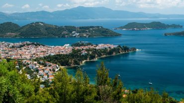 Σκιάθος: Ένα κοσμοπολίτικο νησί γεμάτο πράσινο