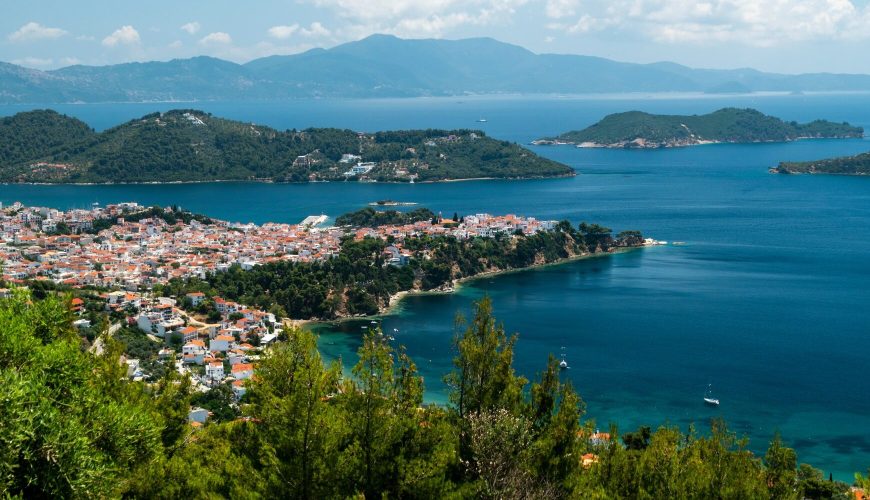 Σκιάθος: Ένα κοσμοπολίτικο νησί γεμάτο πράσινο