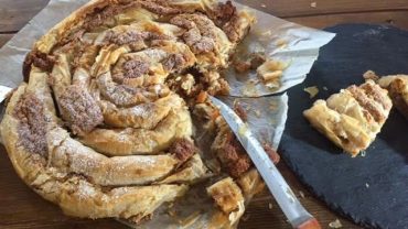 Στριφτή αμυγδαλόπιτα: Πεντανόστιμη κρητική συνταγή