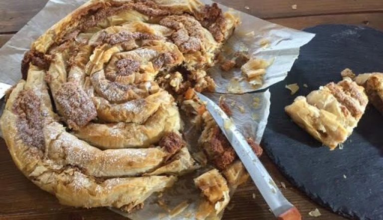 Στριφτή αμυγδαλόπιτα: Πεντανόστιμη κρητική συνταγή