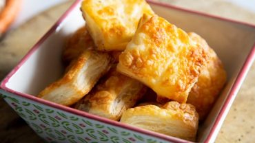 Τυρένια: Η πεντανόστιμη συνταγή από την Κίμωλο