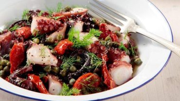 Χταπόδι μαρινάτο με λιαστές ντομάτες από τη Σύρο