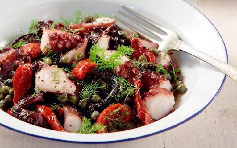 Χταπόδι μαρινάτο με λιαστές ντομάτες από τη Σύρο