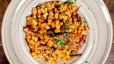 Χταπόδι με κοφτό μακαρονάκι: Πεντανόστιμη συνταγή από την Εύβοια