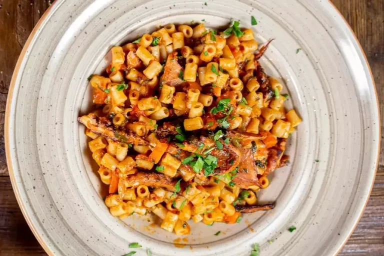 Χταπόδι με κοφτό μακαρονάκι: Πεντανόστιμη συνταγή από την Εύβοια