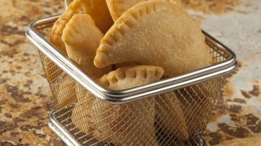 Κρητικά καλτσούνια με τυρί: Μια ιδιαίτερη αλμυρή συνταγή!