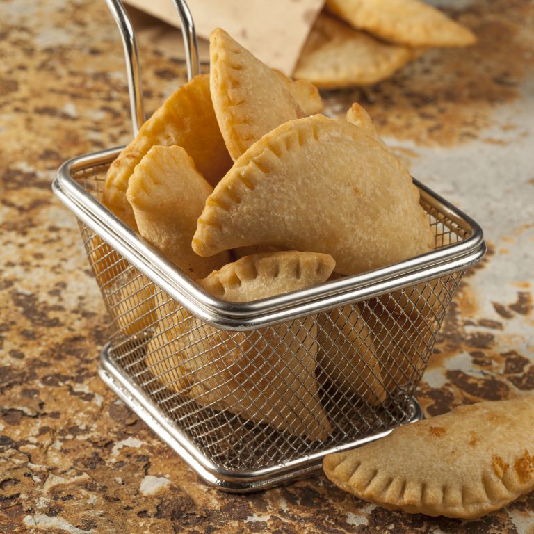 Κρητικά καλτσούνια με τυρί: Μια ιδιαίτερη αλμυρή συνταγή!