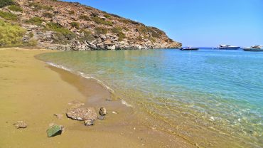 Αποκοφτό: Η παραλία με τη «χρυσαφένια» αμμουδιά στη Σίφνο