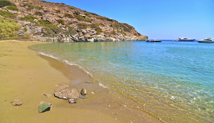 Αποκοφτό: Η παραλία με τη «χρυσαφένια» αμμουδιά στη Σίφνο