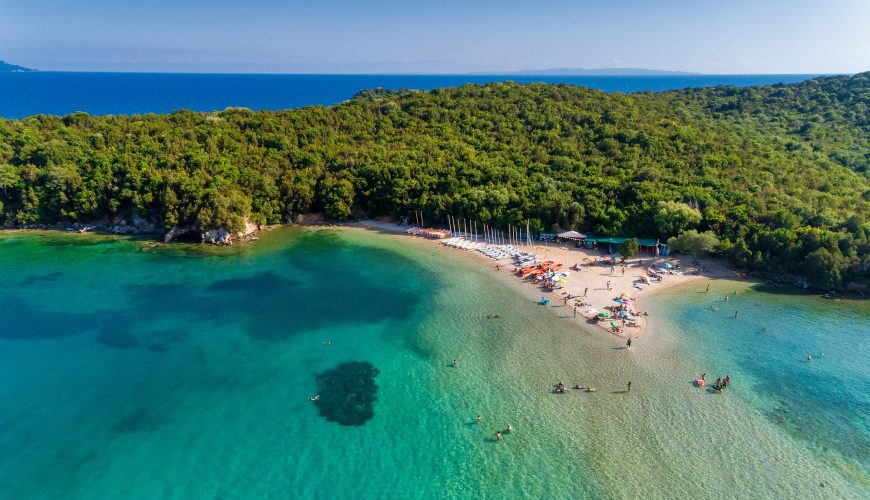 Μπέλα Βράκα: Η «εκθαμβωτική» παραλία των Συβότων