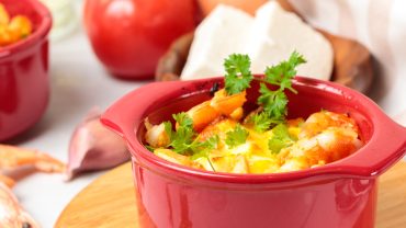 Κρητική γαρίδα σαγανάκι με λαχανικά: Δείτε την απολαυστική συνταγή