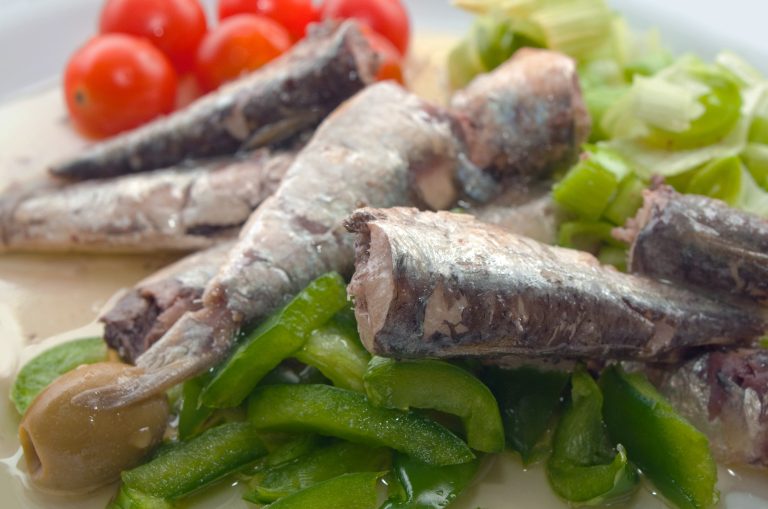 Κρητικές σαρδέλες με ντομάτα: Δείτε τη λαχταριστή συνταγή!