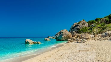 Μεγάλη Πέτρα: Η «μυστική» παραλία της Λευκάδας