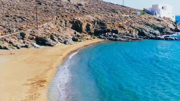 Όρμος Υστερνίων: Η παραλία με τα κρυστάλλινα νερά στην Τήνο!