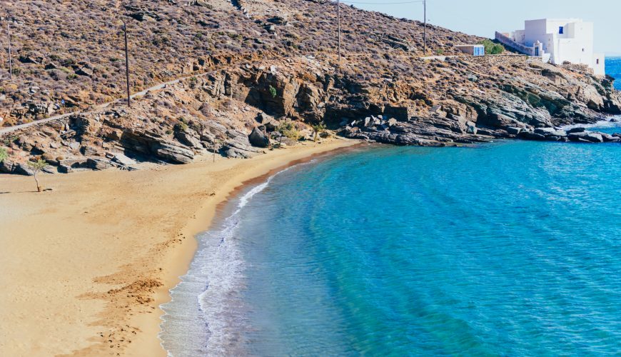 Όρμος Υστερνίων: Η παραλία με τα κρυστάλλινα νερά στην Τήνο!