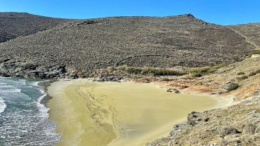 Παχιά Άμμος: Μια ξεχωριστή παραλία στην Τήνο