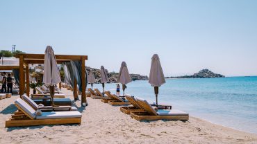 Πλατύς Γιαλός: Η πολυσύχναστη παραλία στη Μύκονο