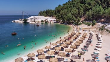 Πόρτο Βαθύ: Η «μαρμάρινη» παραλία της Θάσου