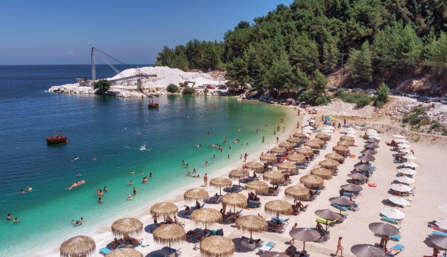 Πόρτο Βαθύ: Η «μαρμάρινη» παραλία της Θάσου