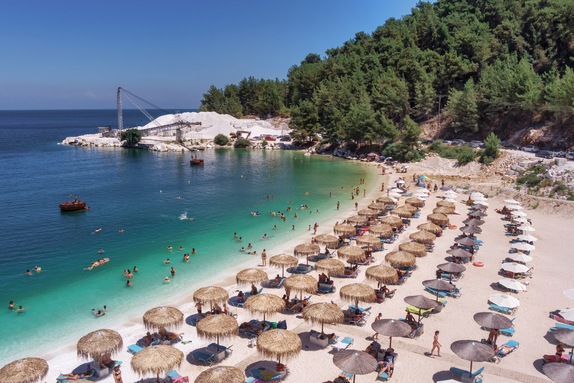 Πόρτο Βαθύ: Η «μαρμάρινη» παραλία της Θάσου