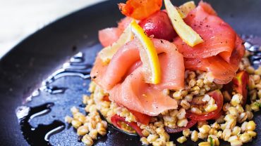 Σαλάτα με ρεβίθια και καπνιστό σολομό: Μια δροσιστική συνταγή από την Κρήτη!