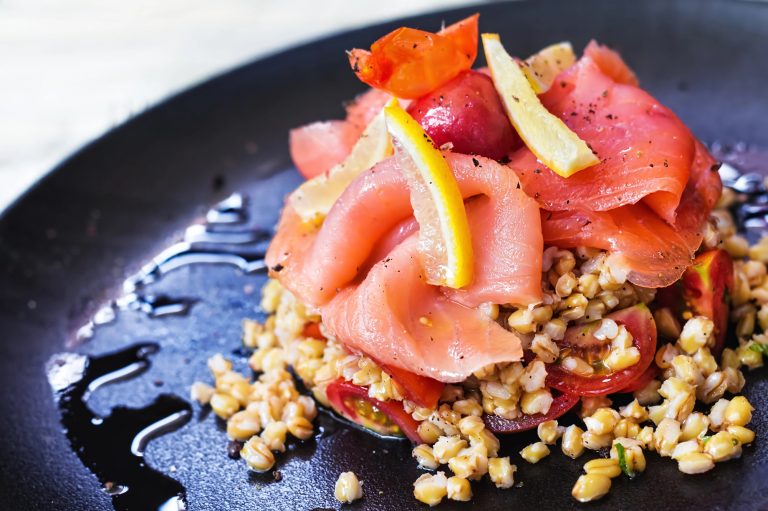 Σαλάτα με ρεβίθια και καπνιστό σολομό: Μια δροσιστική συνταγή από την Κρήτη!