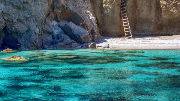 Τσιγκράδο: Η «εξωτική» παραλία της Μήλου