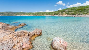 Η παραλία Αγία Δύναμη στη Χίο με τα κρυστάλλινα νερά