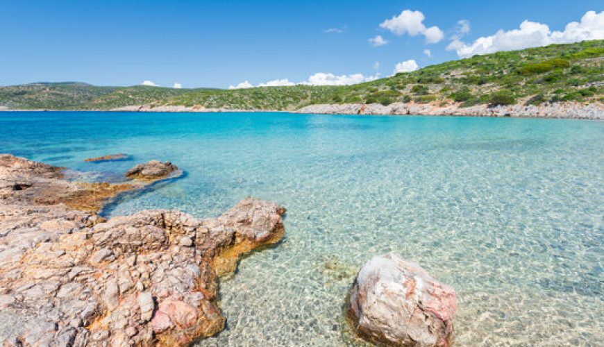 Η παραλία Αγία Δύναμη στη Χίο με τα κρυστάλλινα νερά