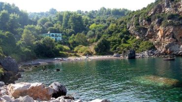 Η πανέμορφη παραλία Αχλαδίου στη Βόρεια Εύβοια