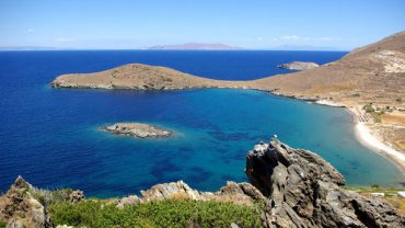 Η παραλία Δελφίνι στη Σύρο που πρέπει να επισκεφθείτε