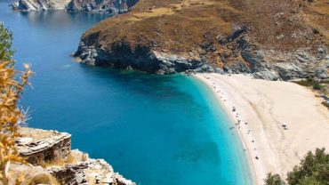 Η παραλία Γιαννίτσι στην Εύβοια με τα κρυστάλλινα νερά