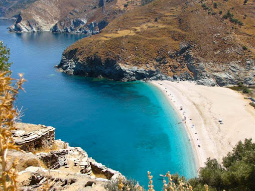 Η παραλία Γιαννίτσι στην Εύβοια με τα κρυστάλλινα νερά