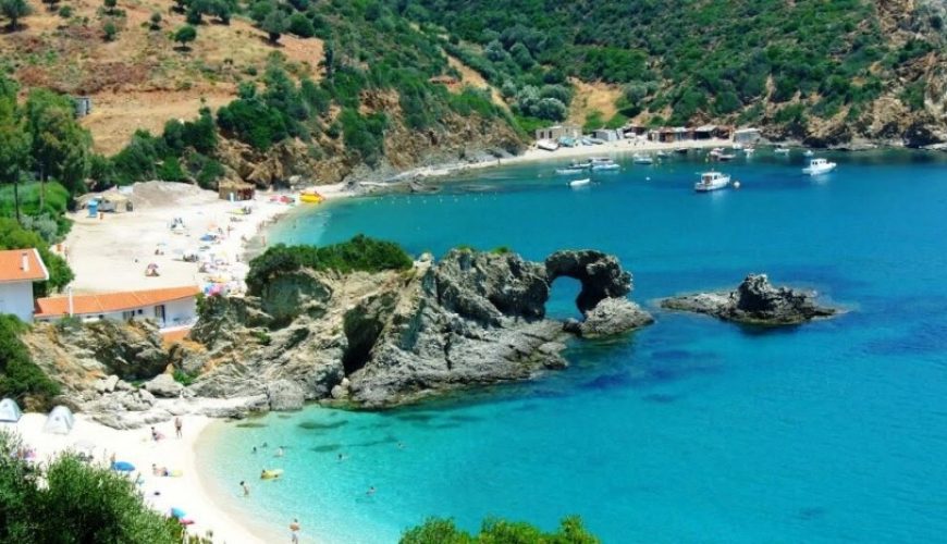 Κάλαμος: Η διπλή παραλία της Εύβοιας