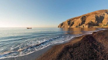 Η πανέμορφη παραλία Καμάρι στη Σαντορίνη