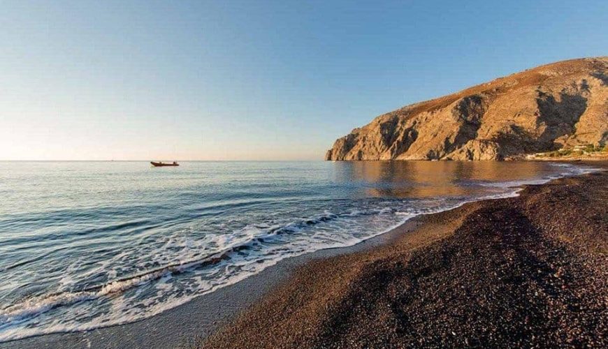 Η πανέμορφη παραλία Καμάρι στη Σαντορίνη
