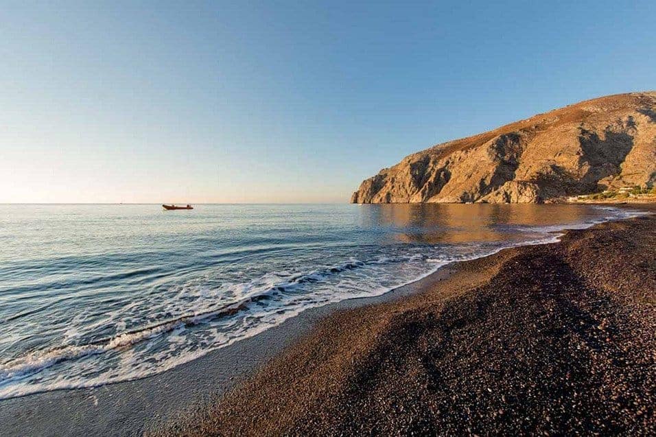Η πανέμορφη παραλία Καμάρι στη Σαντορίνη