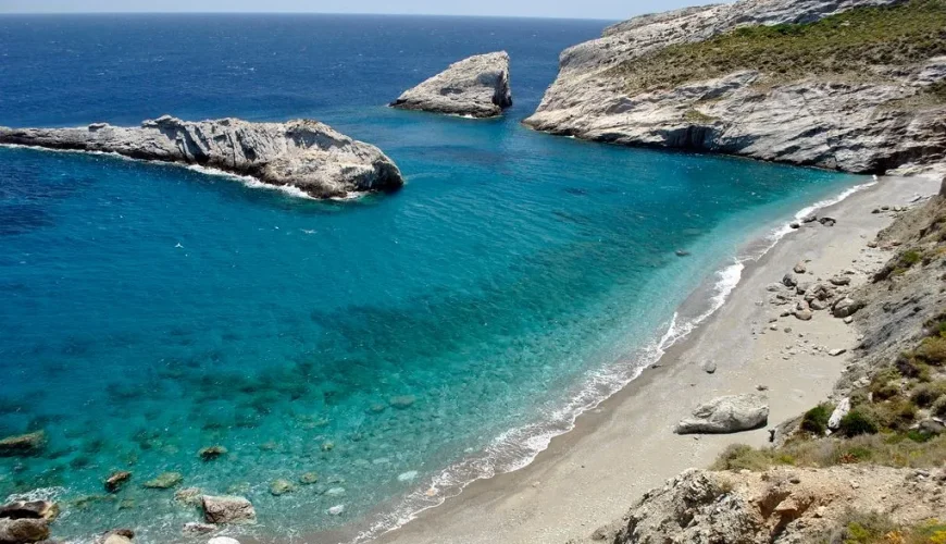 Κάτεργο: Η ονειρική παραλία στη Φολέγανδρο