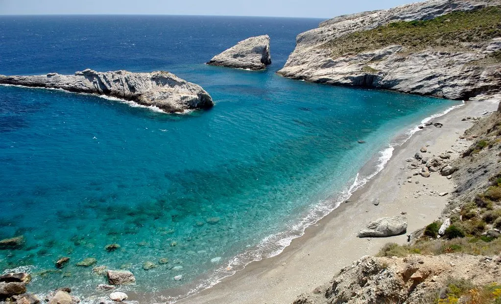 Κάτεργο: Η ονειρική παραλία στη Φολέγανδρο