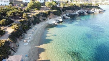 Η παραλία Κολώνα στην Άνδρο που αξίζει να επισκεφθείτε