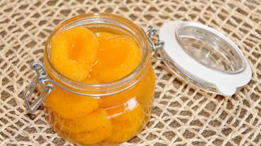 Κομπόστα με βερίκοκα όπως την φτιάχνουν στην Εύβοια