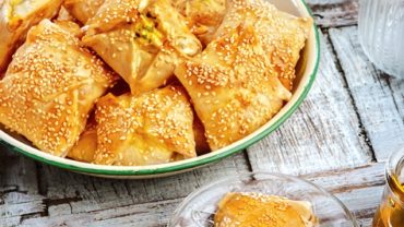 Κρητικά καλτσούνια με μέλι: Δείτε την πεντανόστιμη συνταγή