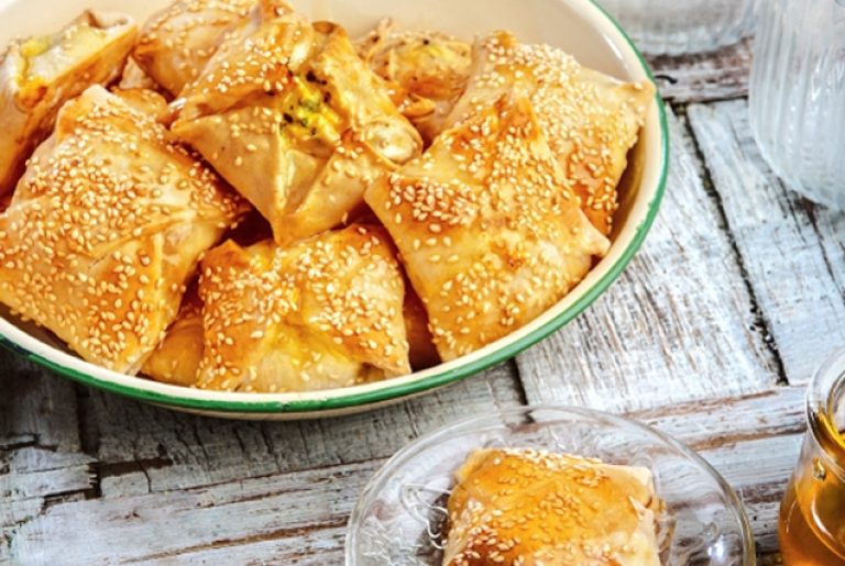 Κρητικά καλτσούνια με μέλι: Δείτε την πεντανόστιμη συνταγή