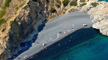 Παραλία Μαύρα Βόλια: Από τις ομορφότερες της Χίου