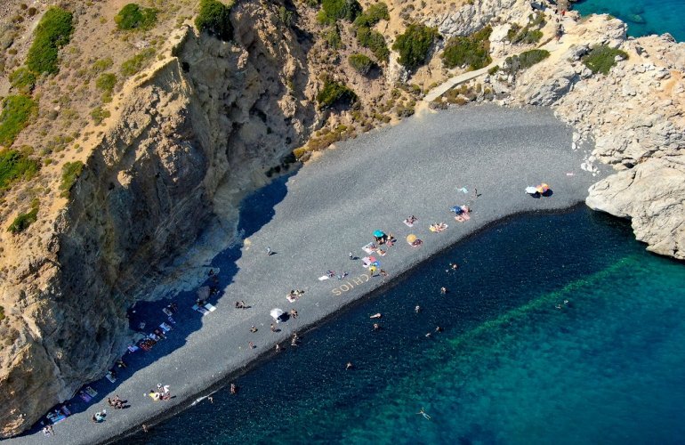 Παραλία Μαύρα Βόλια: Από τις ομορφότερες της Χίου