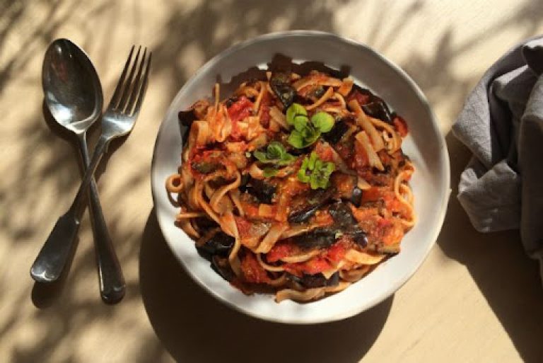 Χυλοπίτες με μελιτζάνες και φέτα από την Κρήτη