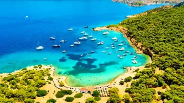 Η πανέμορφη παραλία Μονής στην Αίγινα