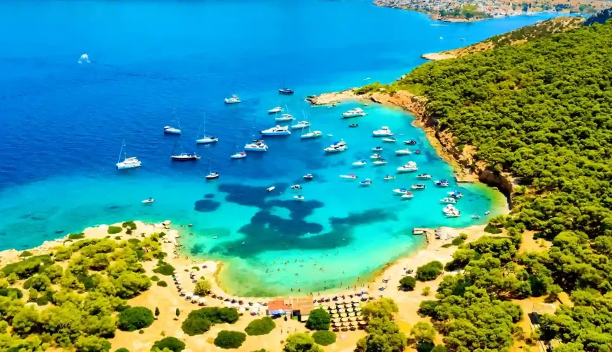 Η πανέμορφη παραλία Μονής στην Αίγινα
