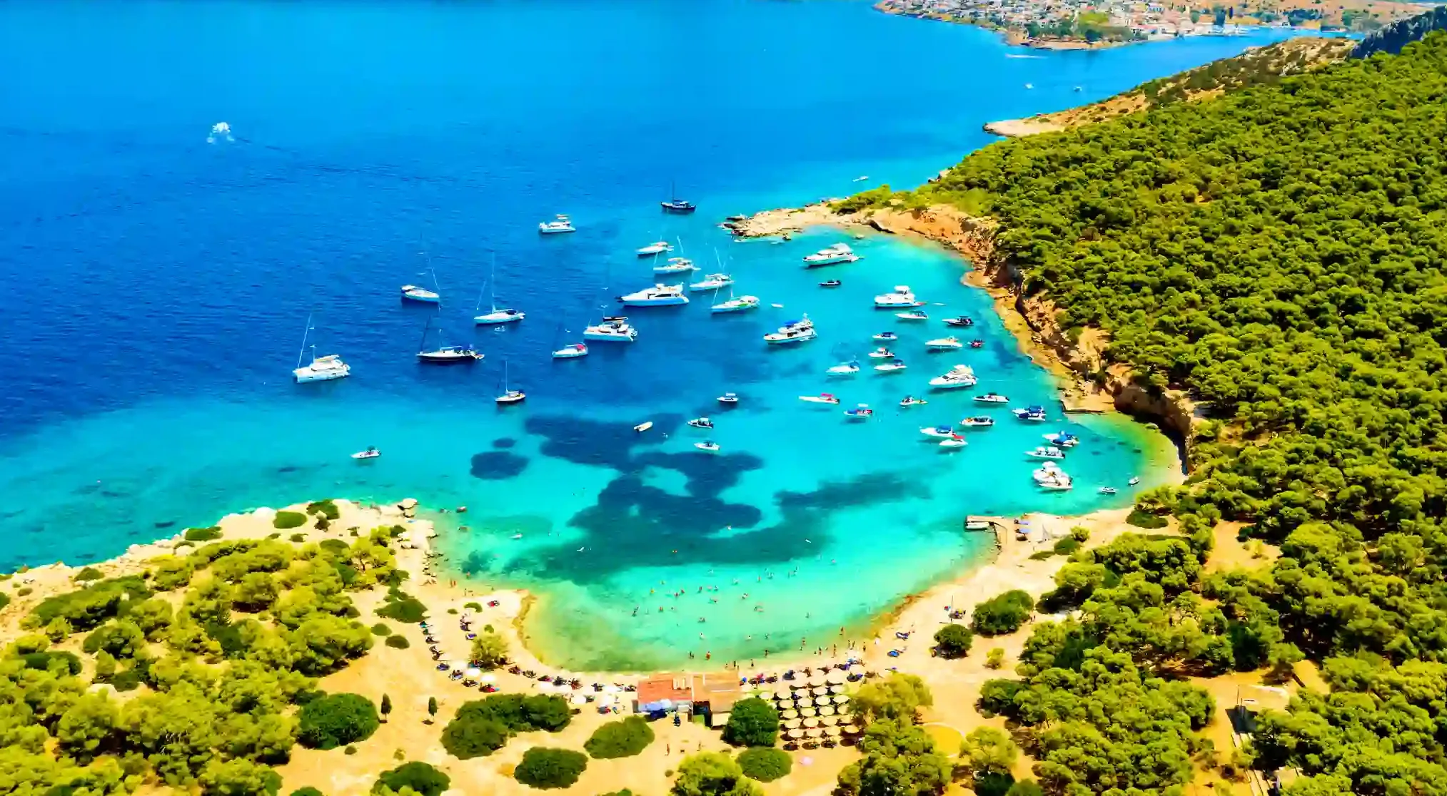 Η πανέμορφη παραλία Μονής στην Αίγινα